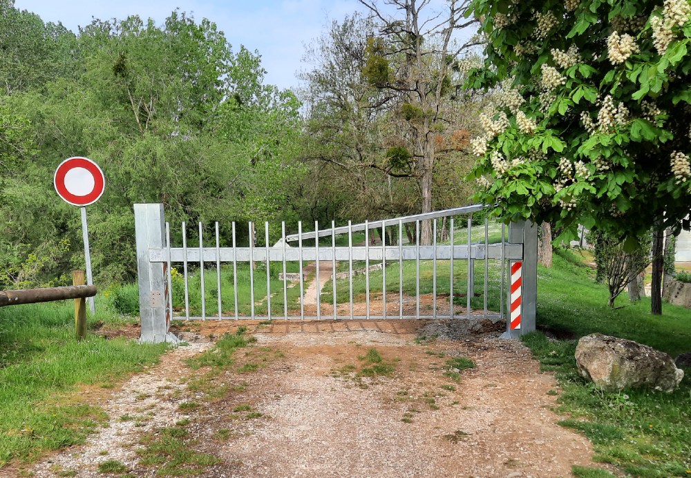 Barrière-articulée-autonome-Cerbère-stoppass