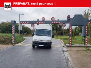 Crash test prefabat portique avec excroissance bloque camionnette